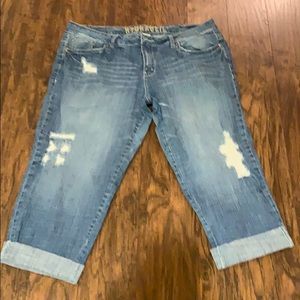 Hydraulic distressed Capri jeans.